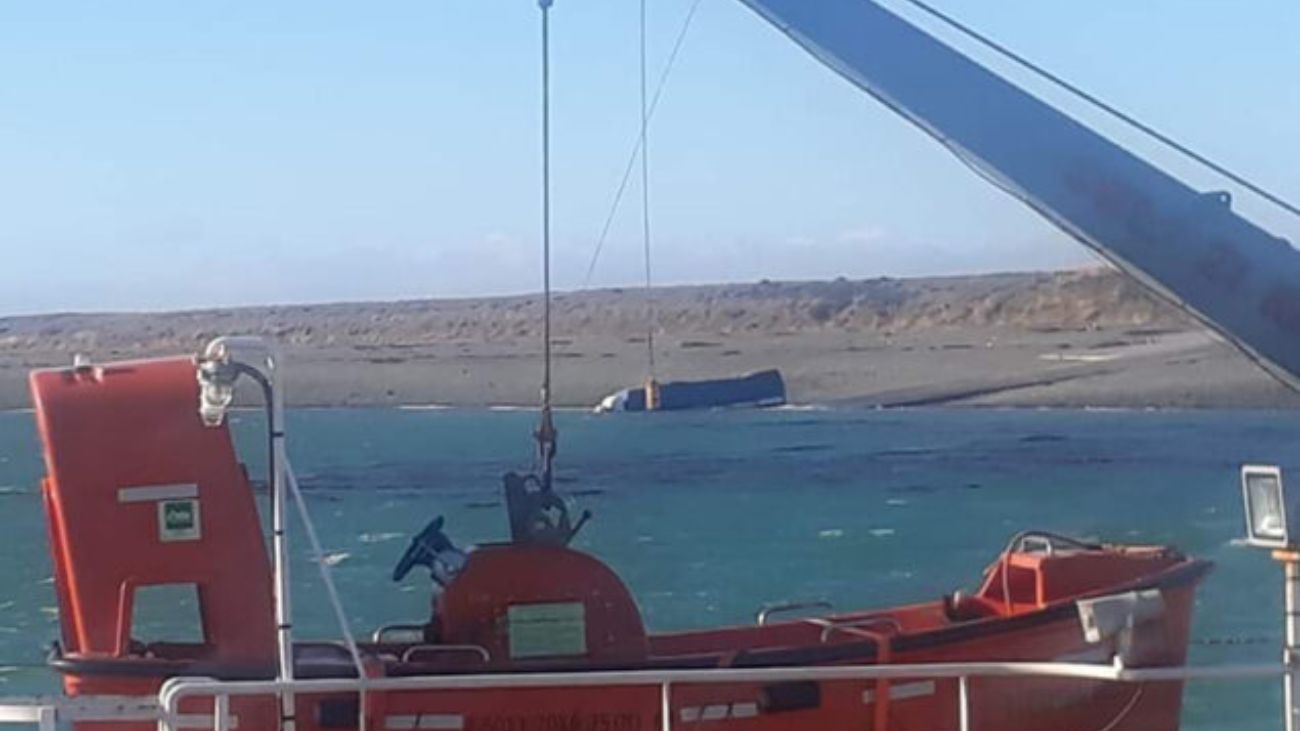 Camión argentino cae al agua durante embarque en Bahía Azul Camión argentino cae al agua durante embarque en Bahía Azul