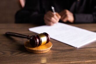 Mujer absuelta de parricidio por legítima defensa en Alto Hospicio