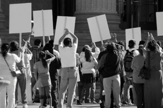 Vecinos de Ñuñoa protagonizan protesta masiva por prolongado corte de energía eléctrica