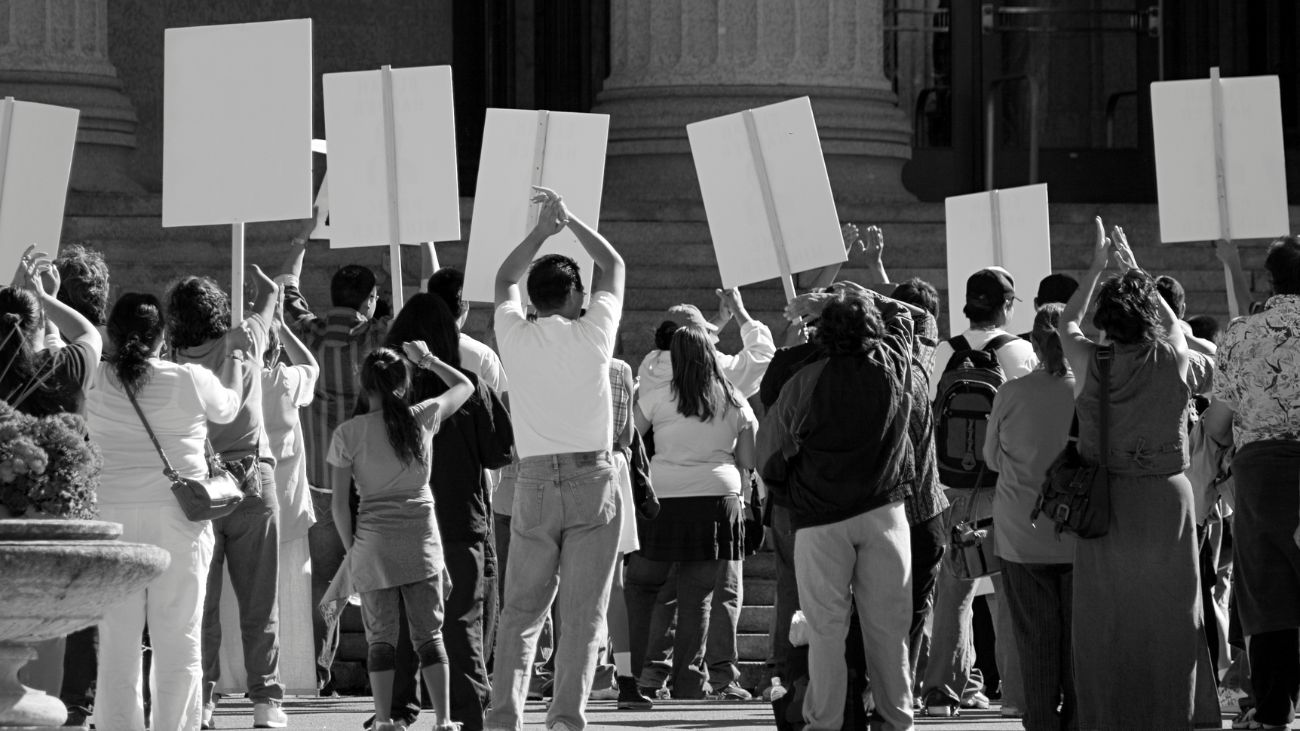 Vecinos de Ñuñoa protagonizan protesta masiva por prolongado corte de energía eléctrica