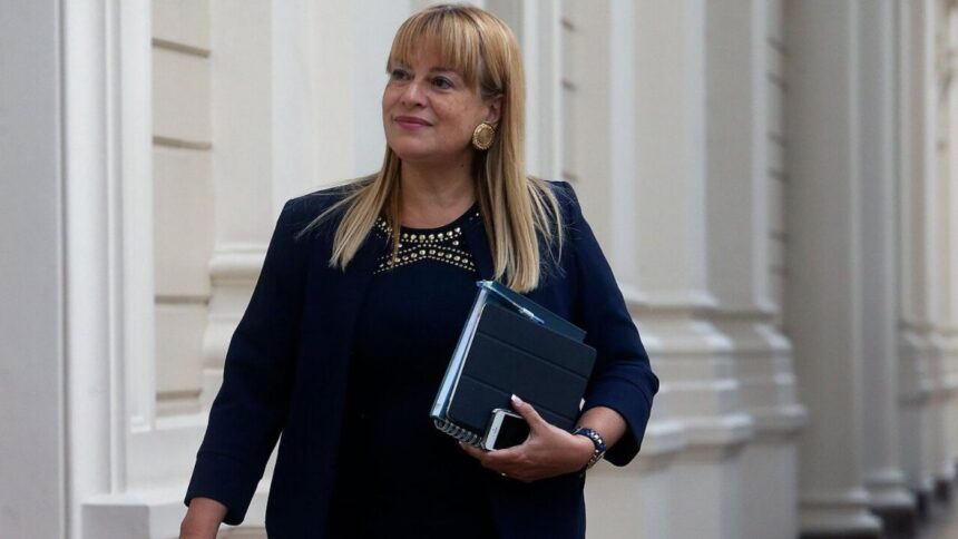 Incautación tecnológica en oficina de Ángela Vivanco: investigaciones y suspensión judicial