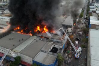Incendio en Barrio Meiggs: delincuentes roban cajero y causan devastación