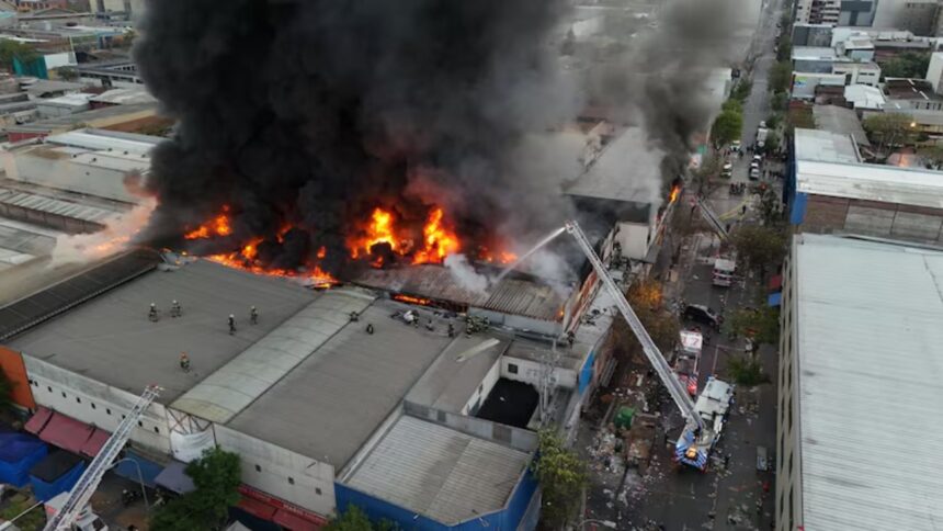 Incendio en Barrio Meiggs: delincuentes roban cajero y causan devastación