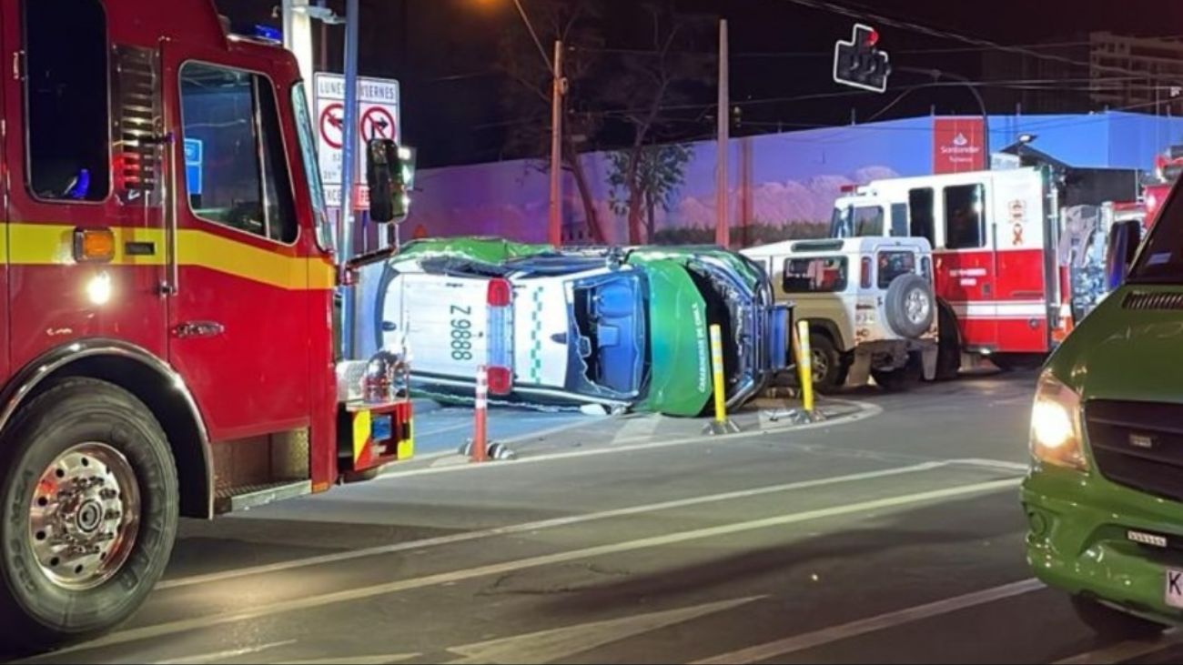 Patrulla de Carabineros vuelca tras colisión con conductor en estado de ebriedad Patrulla de Carabineros vuelca tras colisión con conductor en estado de ebriedad