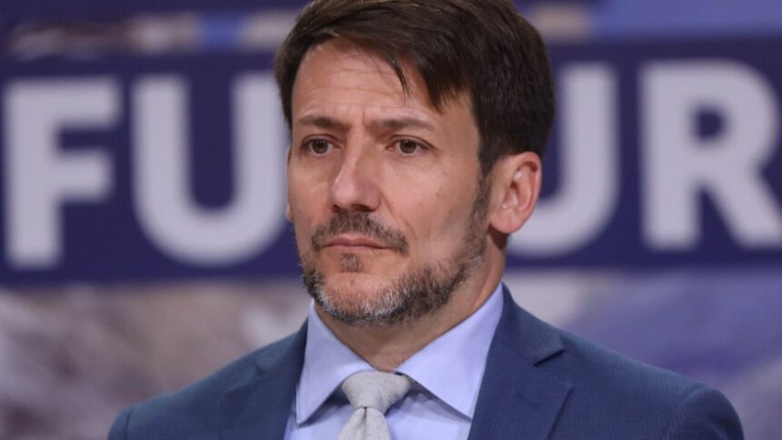 Ministro de Energía responde a acusaciones de diferencia de trato con Enel