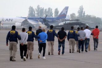 Más de una decena de vuelos chárter para expulsiones de inmigrantes