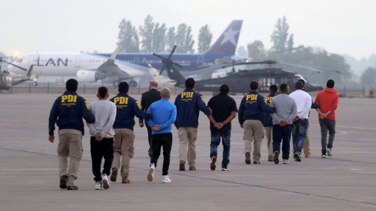Más de una decena de vuelos chárter para expulsiones de inmigrantes