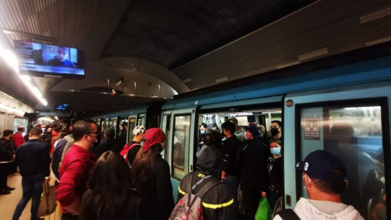 Reapertura de Estación Bellas Artes luego de manifestaciones en Santiago