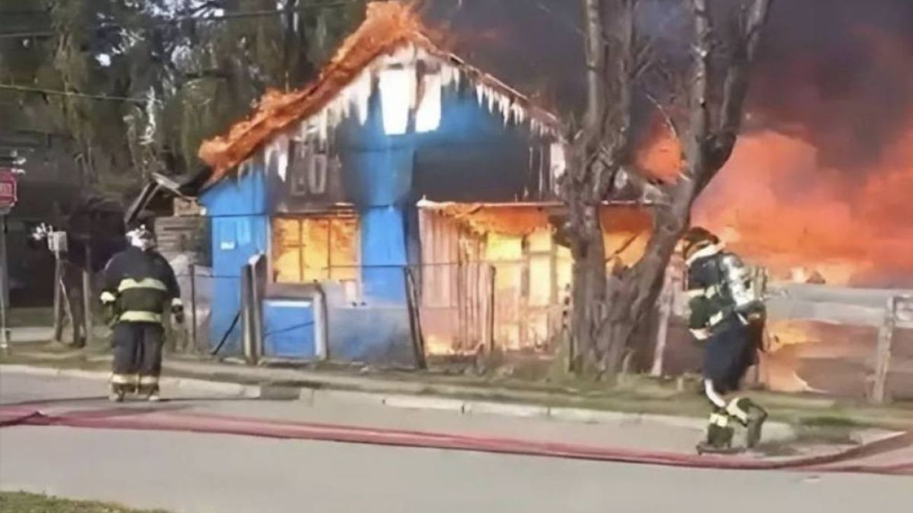 Grave error de bomberos resulta en la destrucción de una casa en Pichirropulli