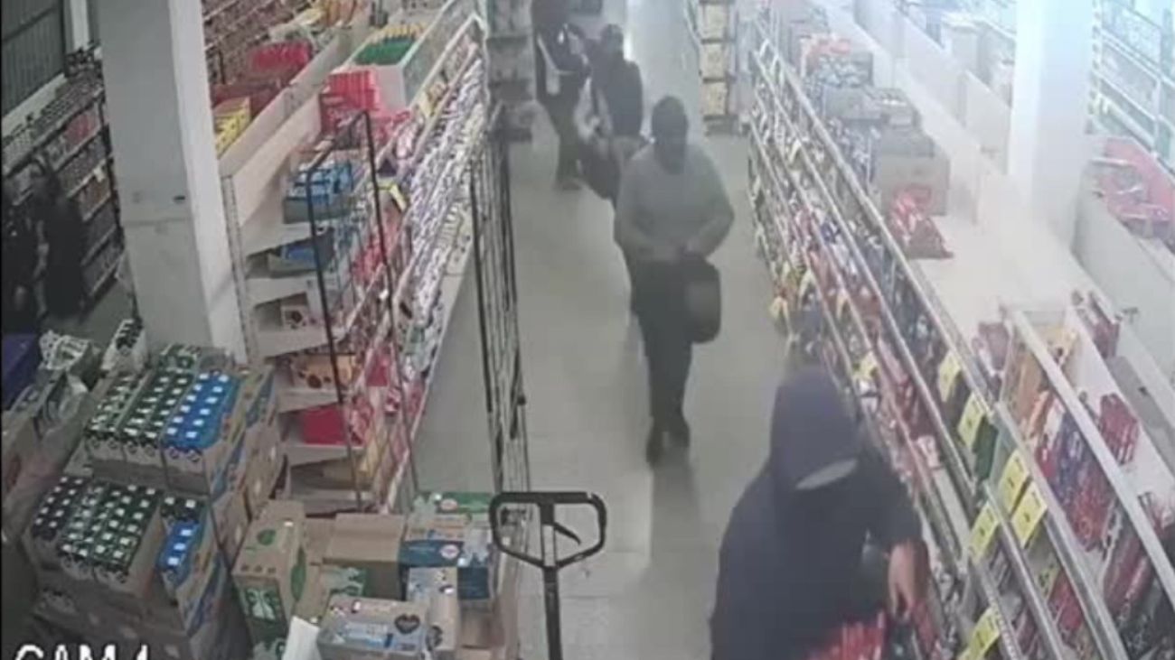 Carabineros detienen a banda de exguardias que robaban en supermercados