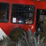 Violento choque entre bus Red y vehículo particular deja heridos en Santiago