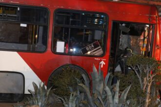 Violento choque entre bus Red y vehículo particular deja heridos en Santiago