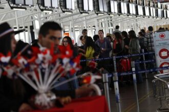 Huelga en el Aeropuerto de Santiago afectará vuelos y pasajeros durante Fiestas Patrias