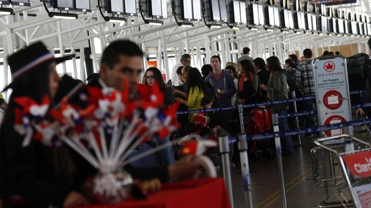 Huelga en el Aeropuerto de Santiago afectará vuelos y pasajeros durante Fiestas Patrias Huelga en el Aeropuerto de Santiago afectará vuelos y pasajeros durante Fiestas Patrias