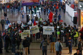 Trabajadores del Aeropuerto Nuevo Pudahuel inician huelga por mejores condiciones laborales