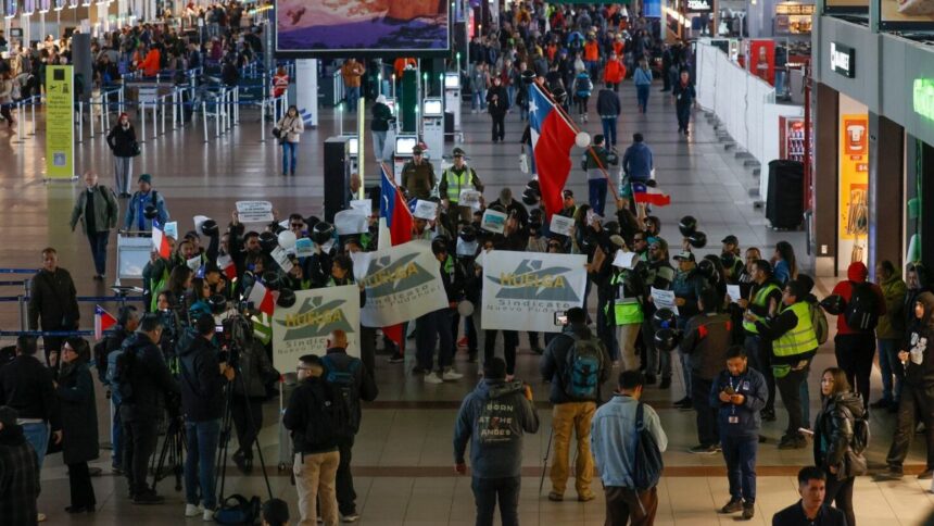 Trabajadores del Aeropuerto Nuevo Pudahuel inician huelga por mejores condiciones laborales