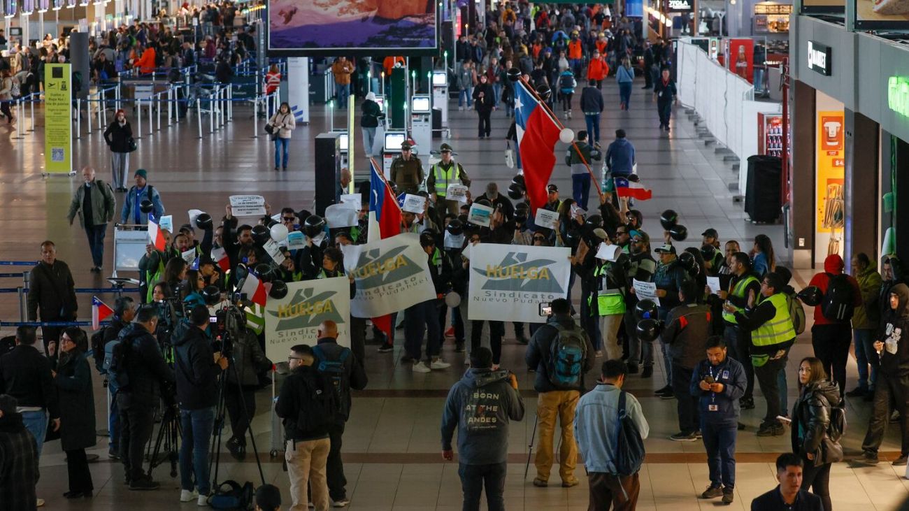 Trabajadores del Aeropuerto Nuevo Pudahuel inician huelga por mejores condiciones laborales Trabajadores del Aeropuerto Nuevo Pudahuel inician huelga por mejores condiciones laborales