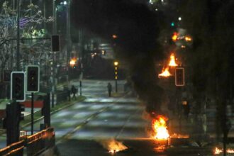 Saqueo y manifestaciones en Cerro Navia: Carabineros dispersa a los saqueadores