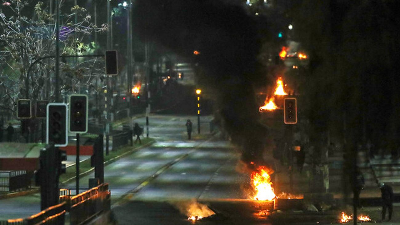 Saqueo y manifestaciones en Cerro Navia: Carabineros dispersa a los saqueadores