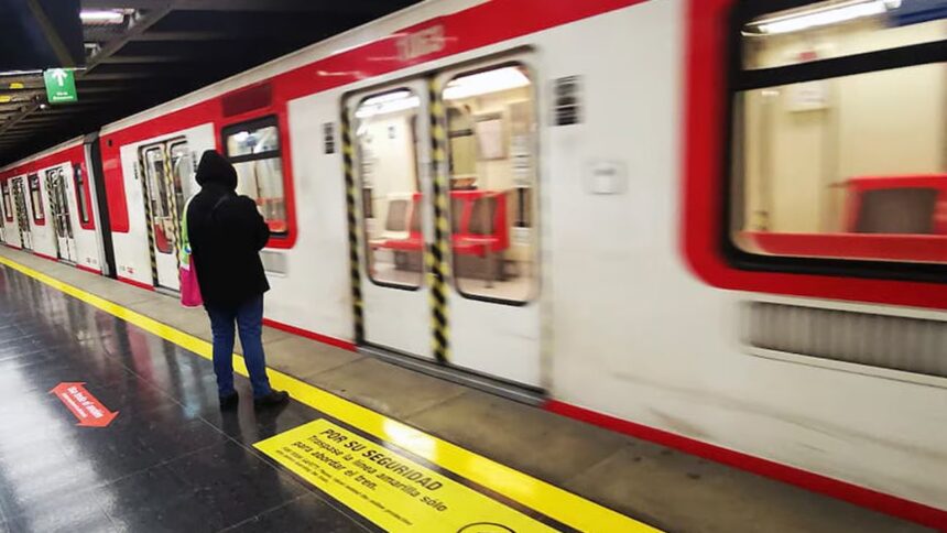 Metro de Santiago extiende horario durante Fiestas Patrias en estaciones clave