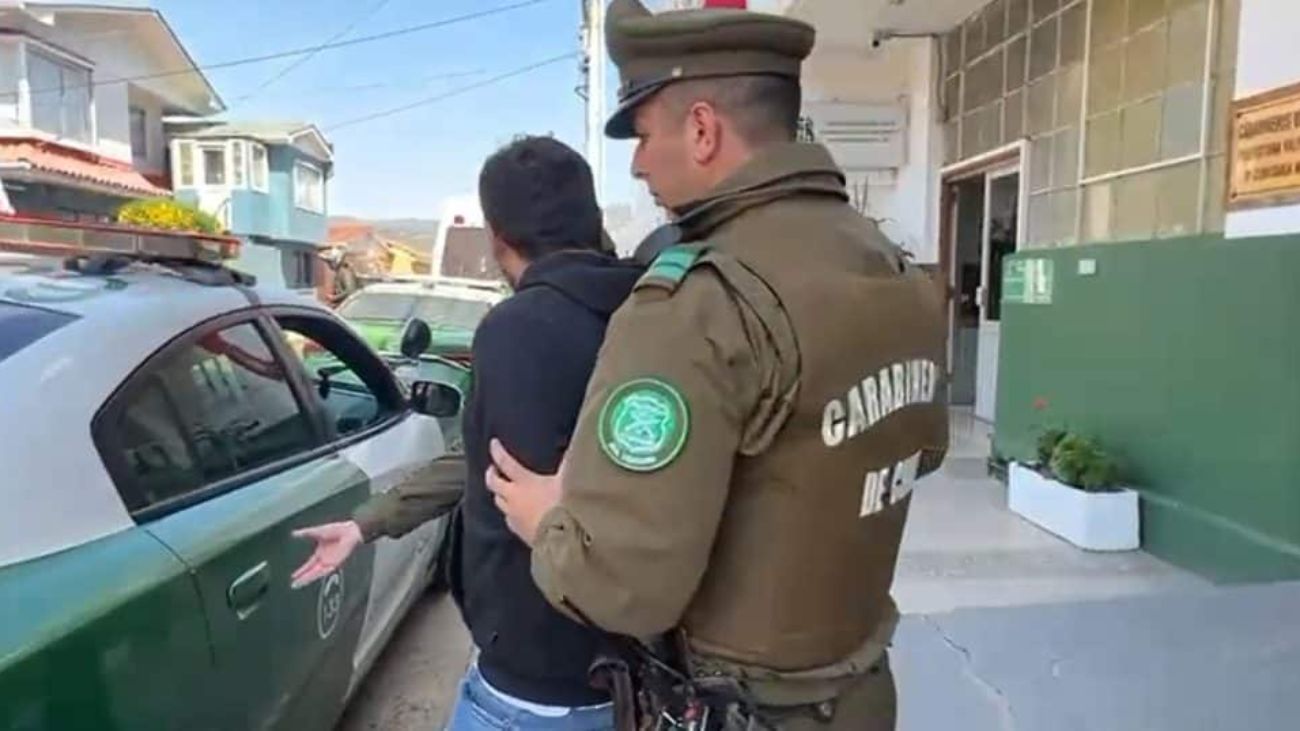 Carabineros capturan a reo fugado en Valparaíso después de intentar escapar en una micro Carabineros capturan a reo fugado en Valparaíso después de intentar escapar en una micro