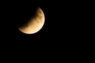 Máxima penumbra: ¿A qué hora será el eclipse lunar en Chile?