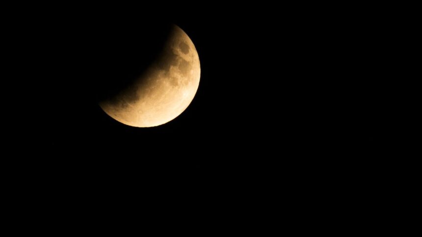 Máxima penumbra: ¿A qué hora será el eclipse lunar en Chile?