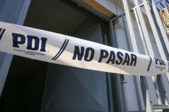 Muere adulta mayor por bala perdida en cafetería de Santiago