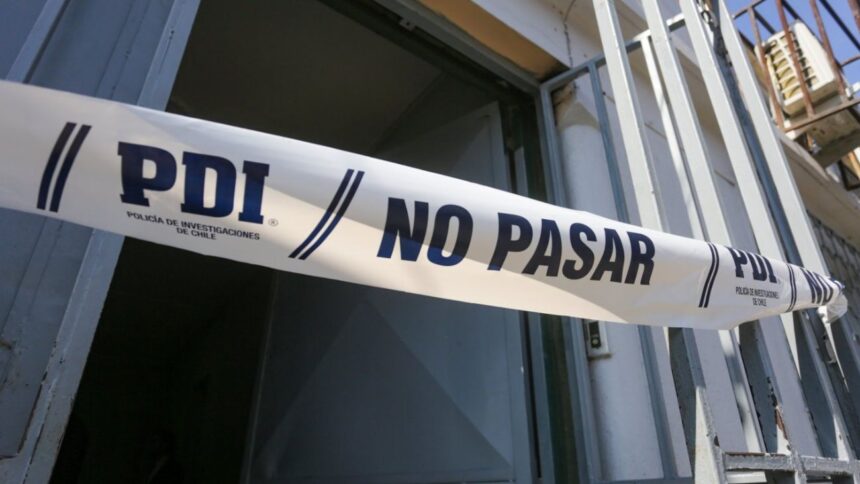 Muere adulta mayor por bala perdida en cafetería de Santiago