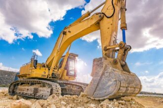 Komatsu oferta empleos en construcción y minería en Santiago y regiones