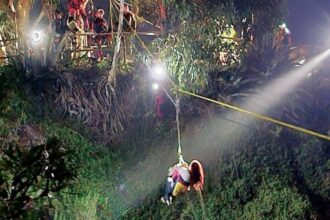 Exitoso rescate de mujer que cayó a un acantilado en Cartagena