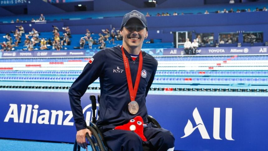 Nadador paralímpico sufre violento portonazo en Maipú junto a su hija