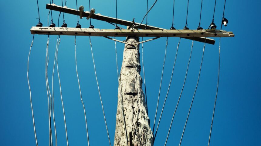 Más de 20 mil clientes sin luz en comunas de Santiago