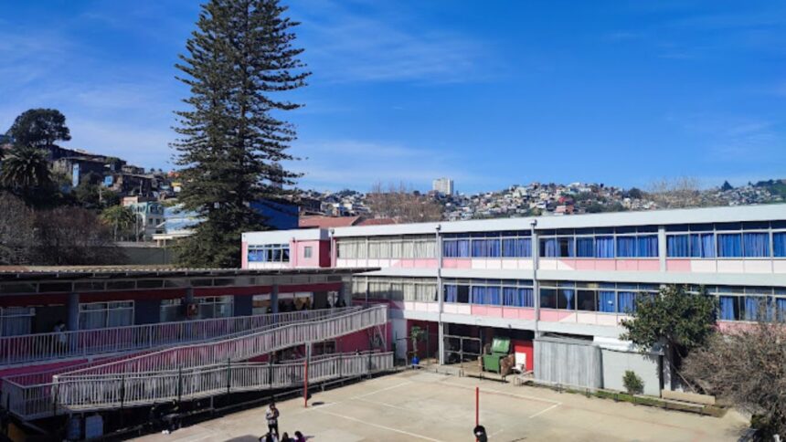 Madre acusa negligencia en liceo tras grave accidente en Valparaíso