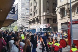 Emergencia química en galería de Santiago deja dos intoxicados y un fallecido