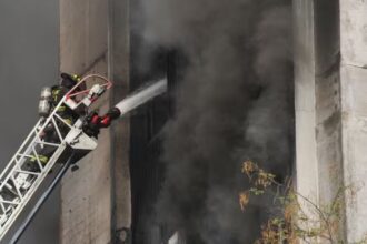 Incendio en bodega de Santiago dificulta labores bomberiles y suministro de agua