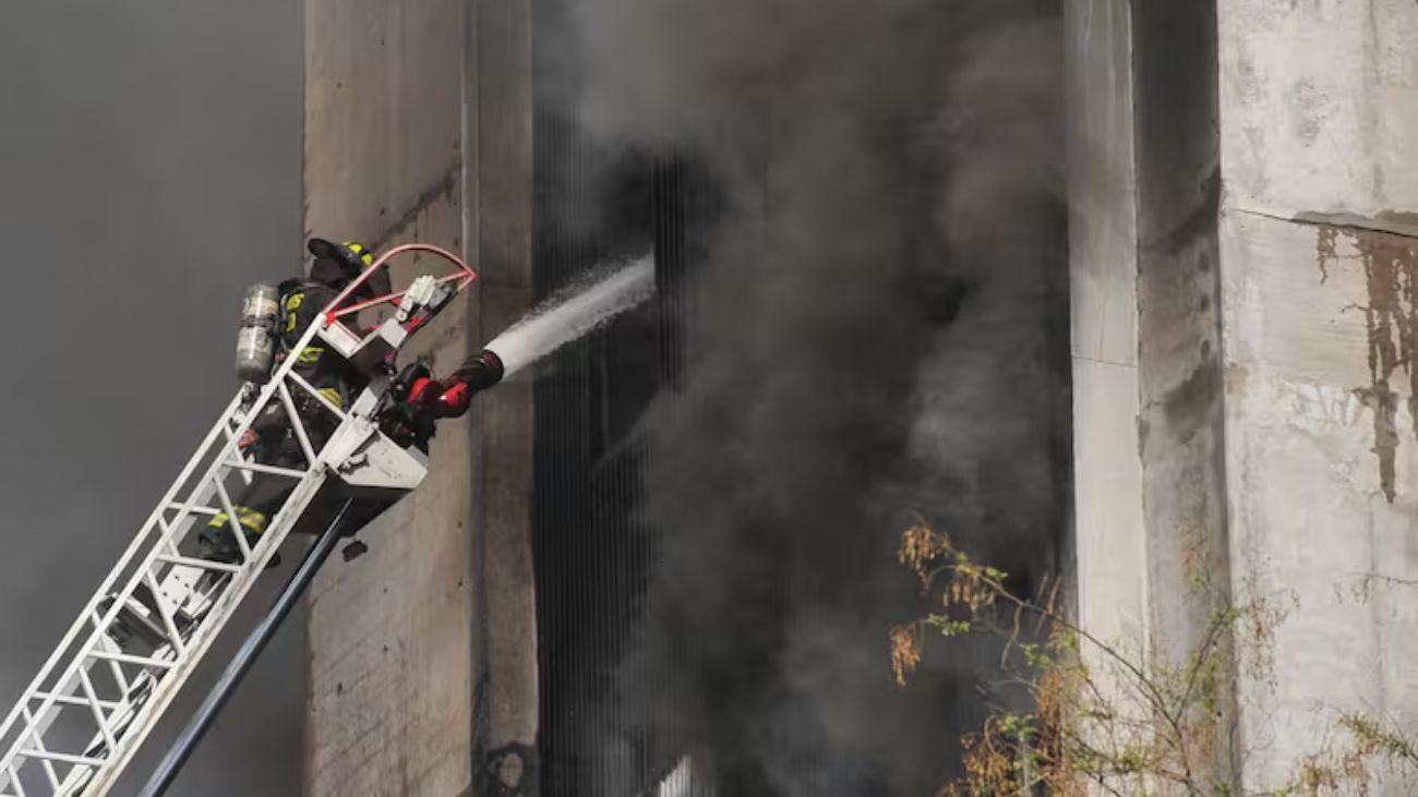 Incendio en bodega de Santiago dificulta labores bomberiles y suministro de agua Incendio en bodega de Santiago dificulta labores bomberiles y suministro de agua