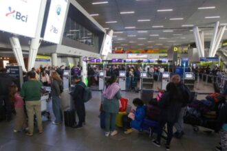 Detienen a hombre por aviso de bomba en Aeropuerto de Santiago