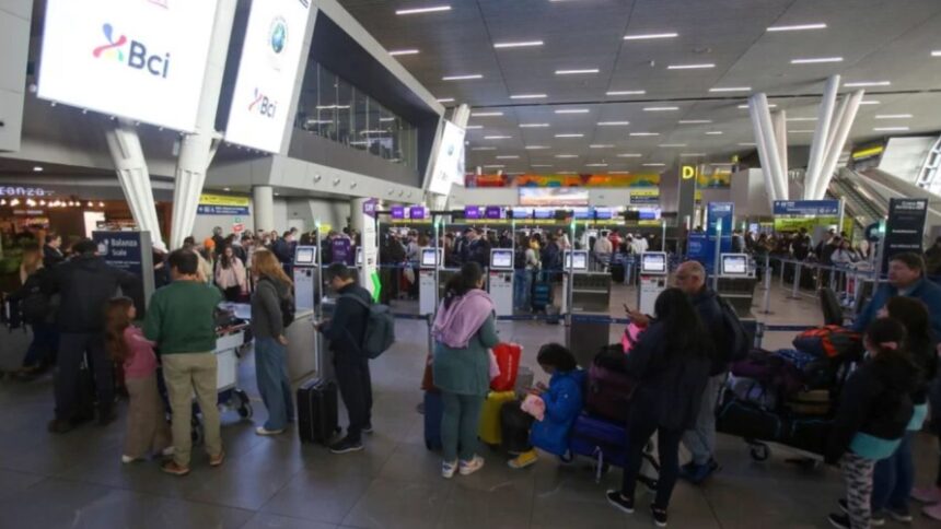 Detienen a hombre por aviso de bomba en Aeropuerto de Santiago