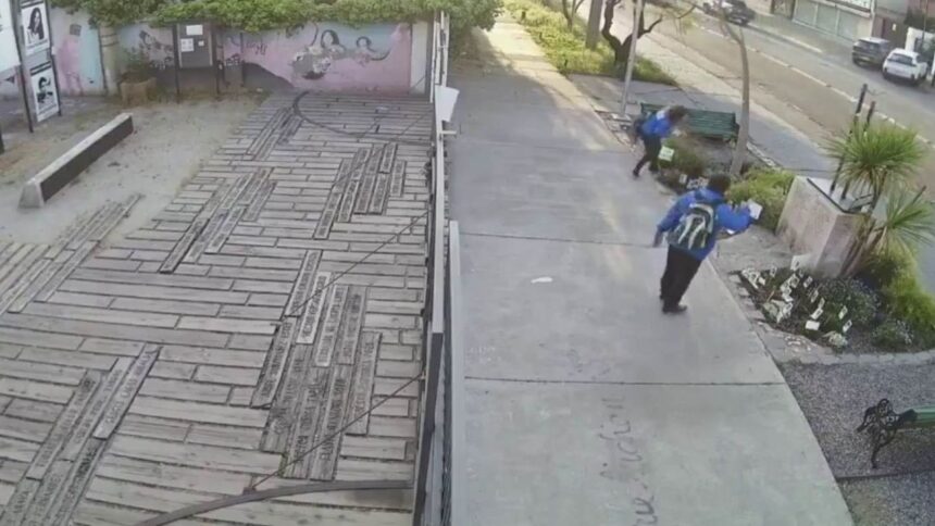 Acusan a candidato de Ñuñoa de vandalizar memorial de desaparecidos