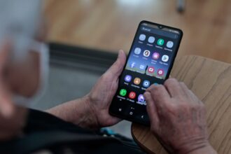 Estafadores se hacen pasar por funcionarios municipales y roban $1.200.000 a adultos mayores