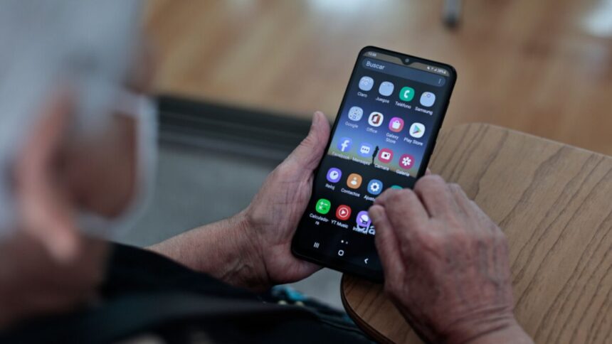 Estafadores se hacen pasar por funcionarios municipales y roban $1.200.000 a adultos mayores