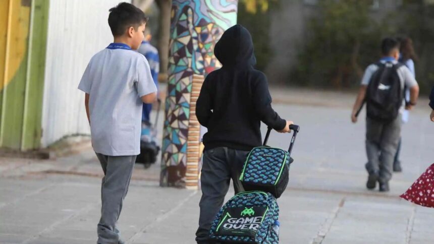 Beneficios y requisitos de la Beca de Apoyo Escolar en Chile.