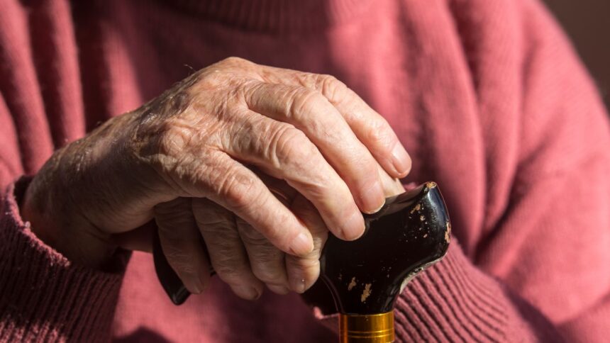 Adulta mayor abraza a delincuente durante violento turbazo en Independencia