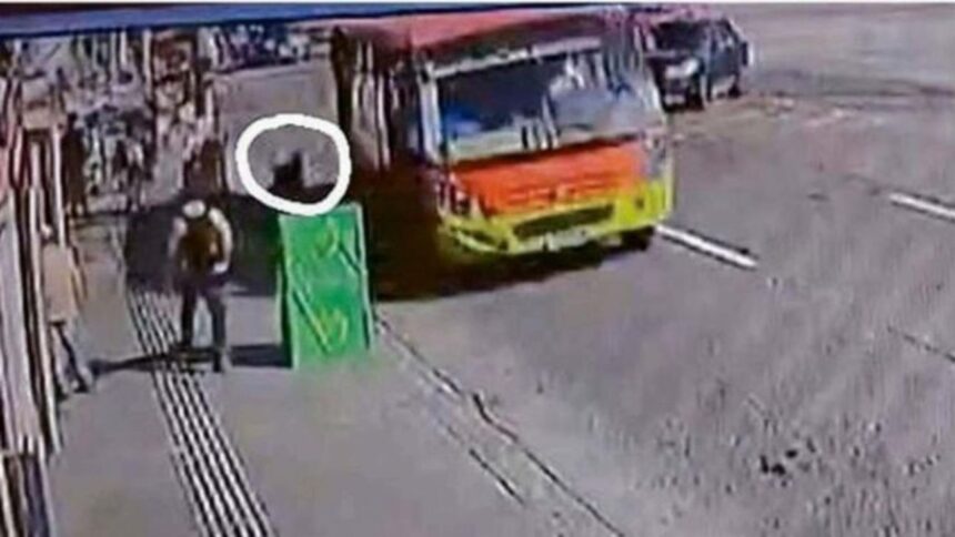 Escolar eyectado de micro: Madre pide justicia y autoridades investigan