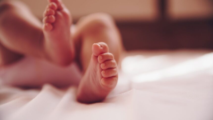 Madre lucha por inscribir a su hija nacida en baño de mall