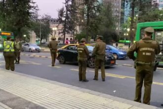 Taxista intenta atropellar a carabinero durante control policial en Santiago