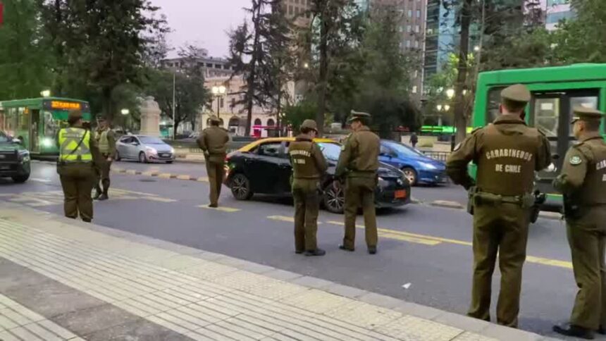 Taxista intenta atropellar a carabinero durante control policial en Santiago