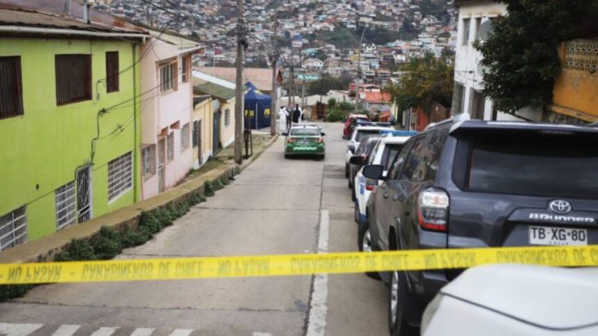 Hallan dos adultos mayores muertos por arma de fuego en Valparaíso