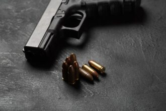 Detienen hijo de reo fugado con drogas y armas en procedimiento policial